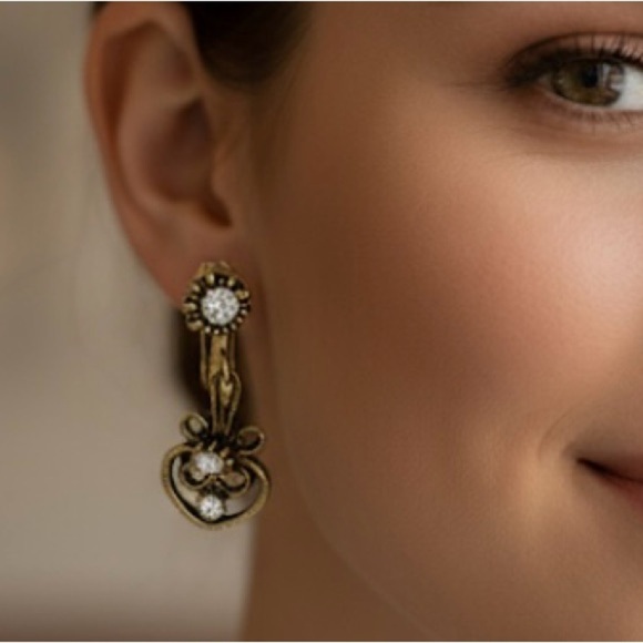 Vintage Antique Gold Tone Crystal
Rhinestone Dangle Clip-On Earrings - Picture 12 of 12